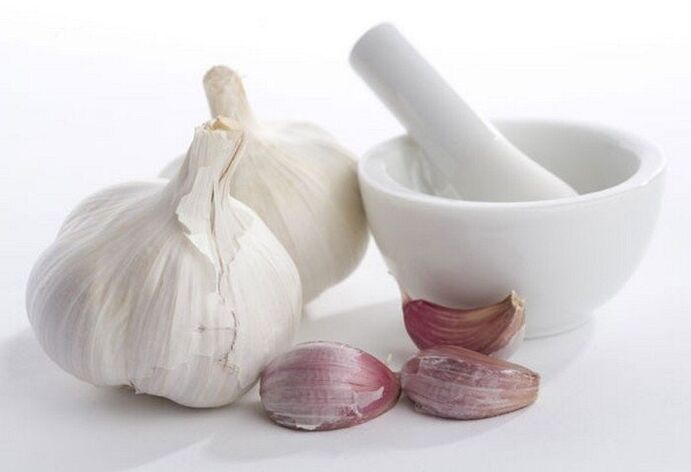 Garlic is a folk remedy for the treatment of worms in adults